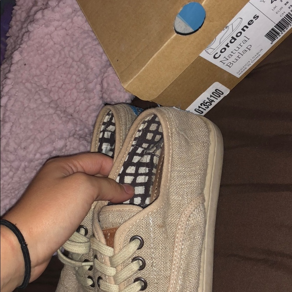 shoes. - Picture 3 of 4
